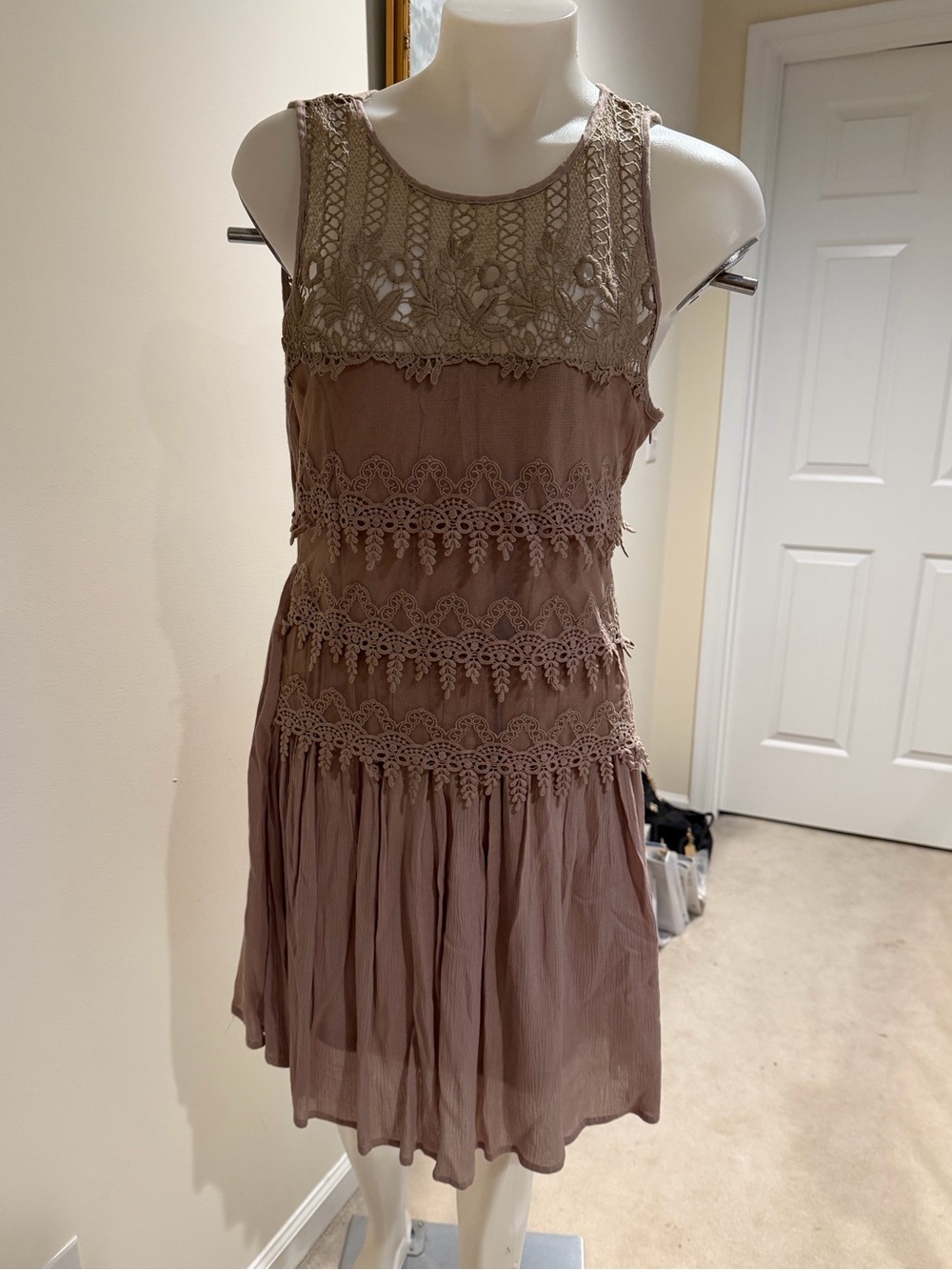 NWT Sleeveless Crochet Lace Tiered Midi Dress - Taupe Sz Med
